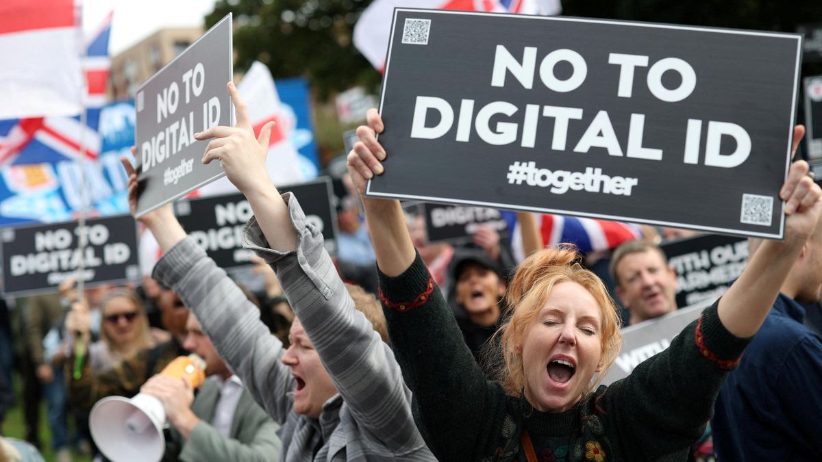 Starmer chce řešit migraci zavedením digitálních dokladů. Lidé se bouří